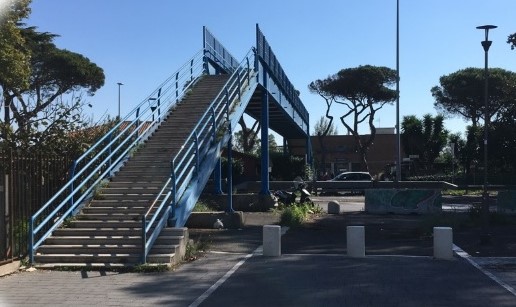 Ostia tra futuro e passato: il sovrappasso della Stazione di Ostia Antica